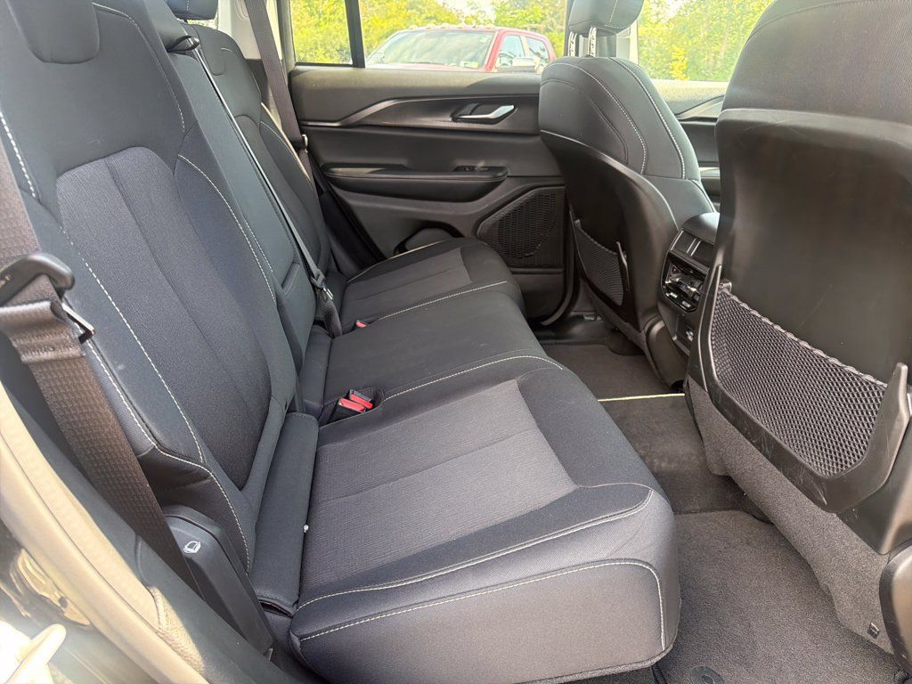 Used 2023 Jeep Grand Cherokee Laredo X AWD/4WD image 25