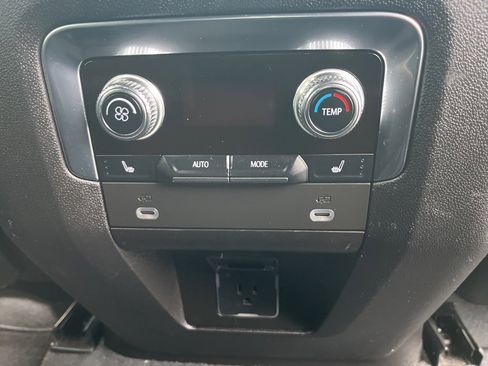 Used 2023 GMC Yukon SLT w/ SLT Luxury Package image 16