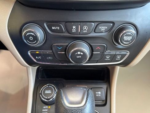 Used 2019 Jeep Cherokee Latitude w/ Cold Weather Group AWD/4WD image 21