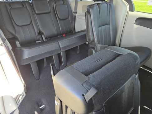 Used 2016 Chrysler Town & Country Touring FWD image 24