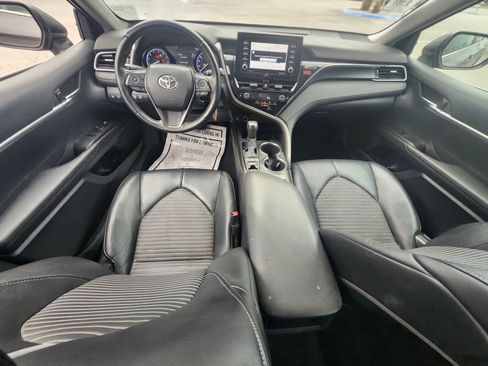 Used 2022 Toyota Camry SE w/ Cold Weather Package image 5