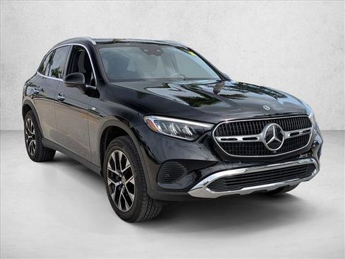 Used 2025 Mercedes-Benz GLC 350e 4MATIC image 3