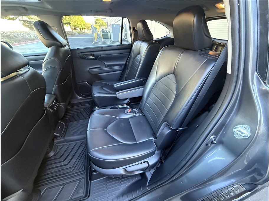 Used 2021 Toyota Highlander XLE AWD/4WD image 20