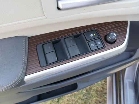 Used 2021 Toyota Sienna XLE FWD image 19