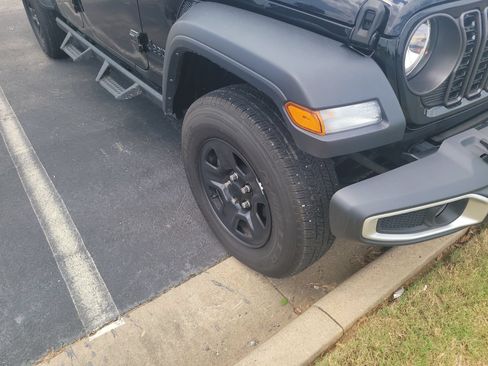 Used 2024 Jeep Gladiator Sport AWD/4WD image 4