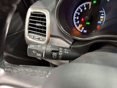 Used 2021 Jeep Grand Cherokee Laredo image 28