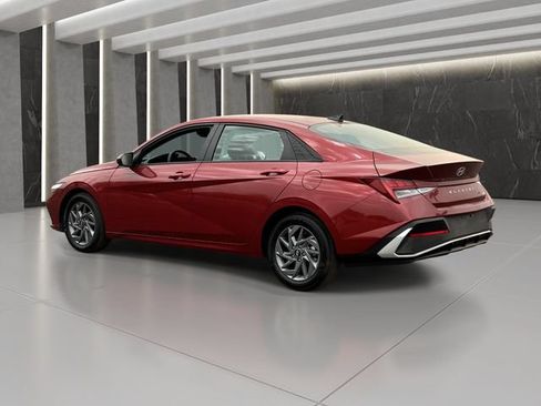 Used 2025 Hyundai Elantra Hybrid FWD image 4