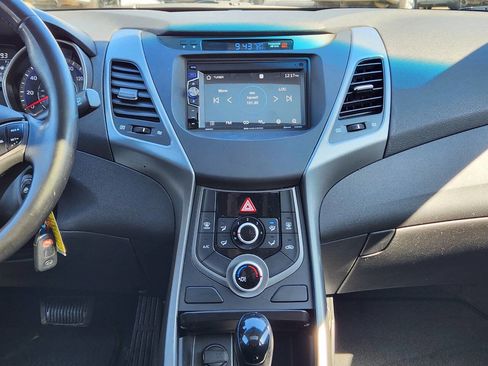 Used 2015 Hyundai Elantra SE w/ Option Group 03 FWD image 17