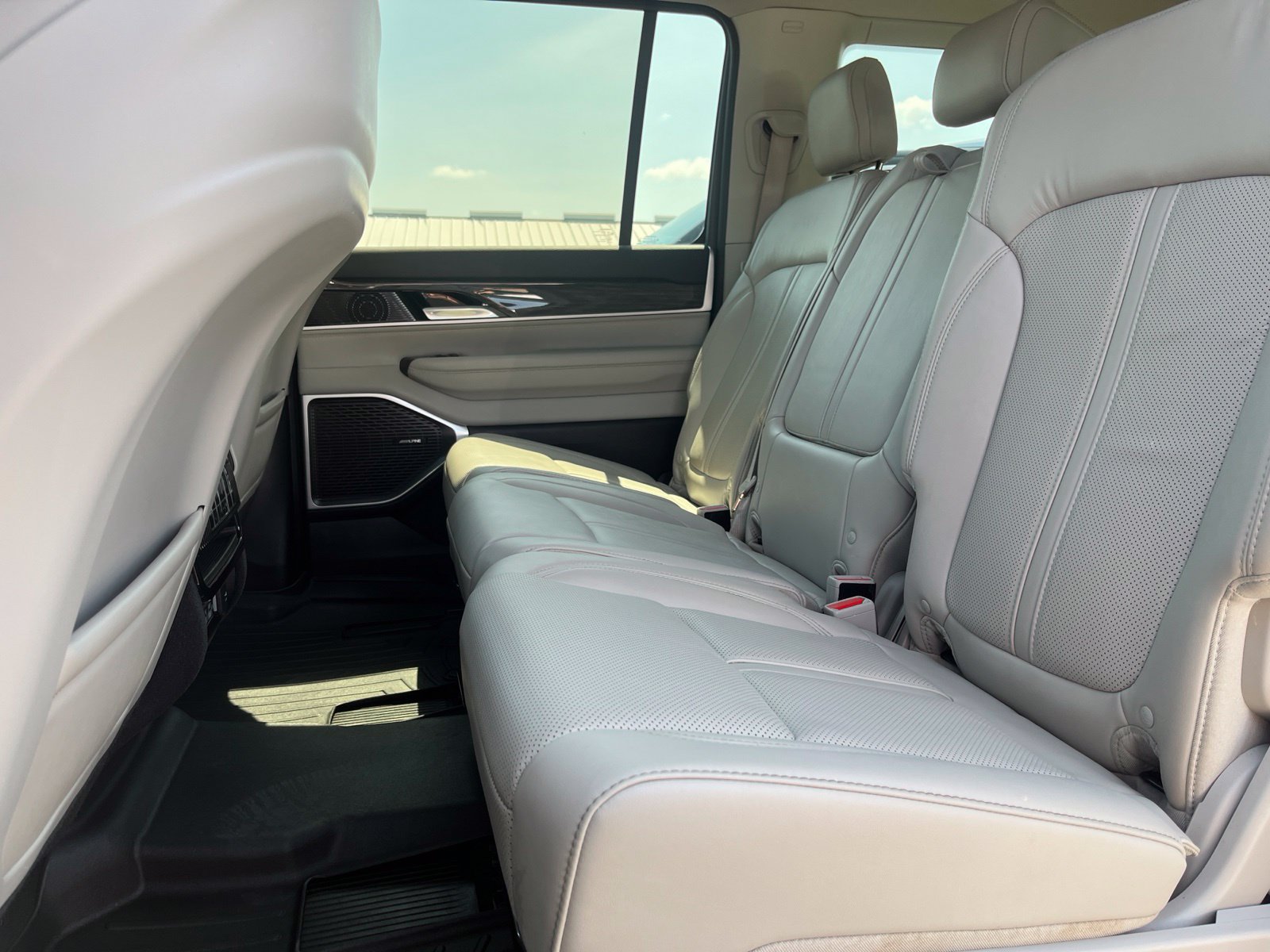 Used 2022 Jeep Wagoneer Series II RWD image 12