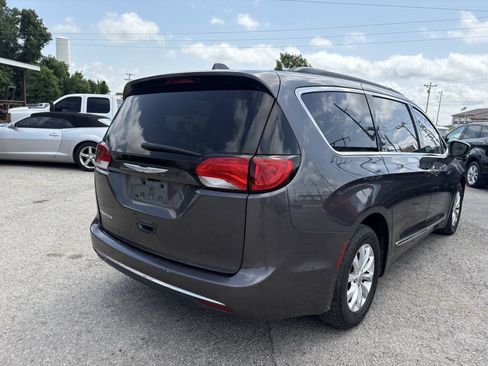 Used 2017 Chrysler Pacifica Touring-L FWD image 7