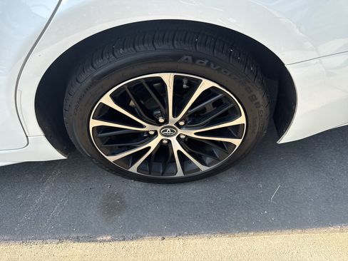Used 2019 Toyota Camry SE w/ Convenience Package FWD image 11