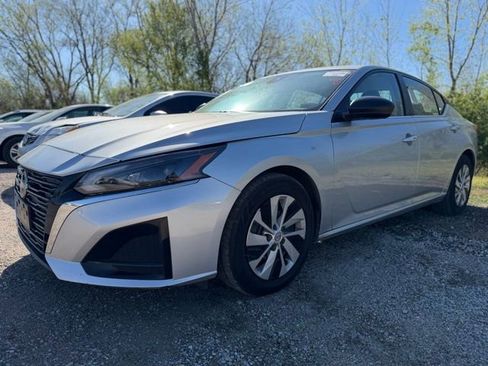 Used 2024 Nissan Altima 2.5 S image 2