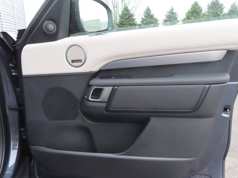 New 2024 Land Rover Discovery Dynamic SE image 31