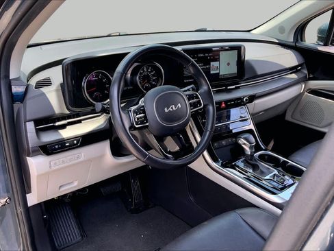 Used 2024 Kia Carnival EX FWD image 18