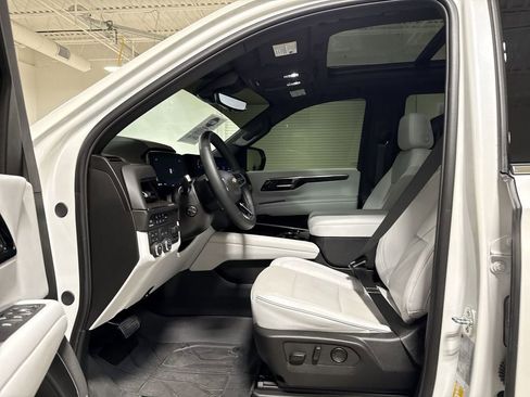 Used 2025 Chevrolet Tahoe Premier AWD/4WD image 21