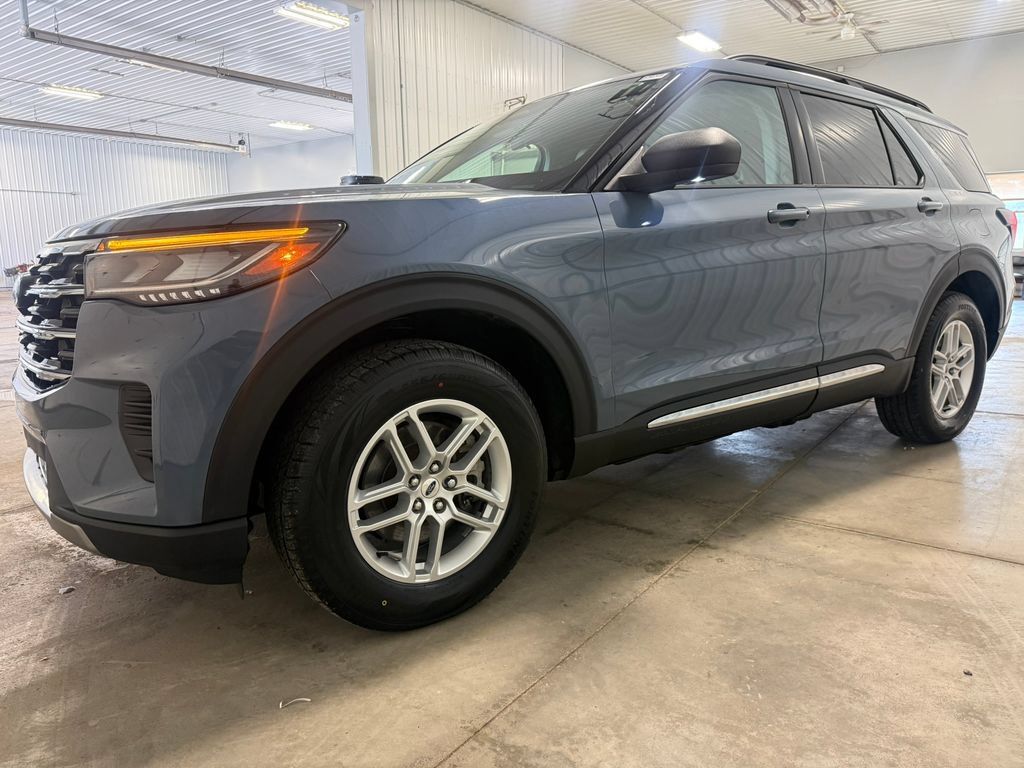 Used 2025 Ford Explorer Active AWD/4WD image 7
