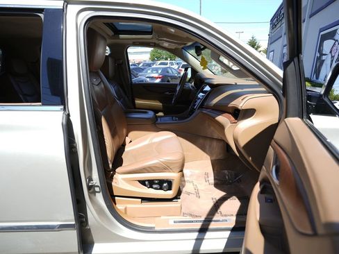 Used 2015 Cadillac Escalade ESV Platinum AWD/4WD image 31