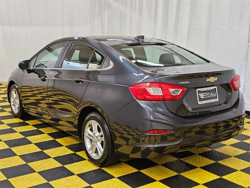 Used 2017 Chevrolet Cruze LT image 5