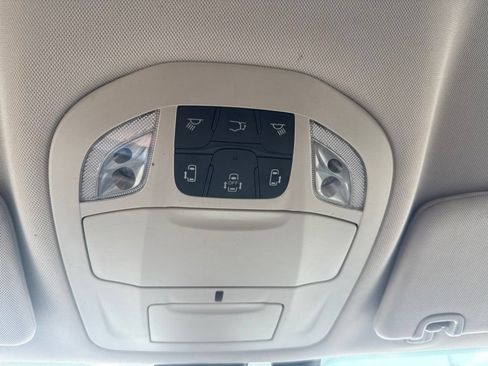 Used 2018 Chrysler Pacifica Touring w/ Tire & Wheel Group FWD image 20