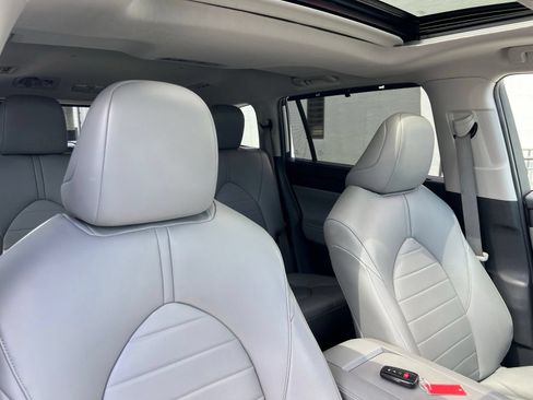 Used 2023 Toyota Highlander XLE FWD image 57