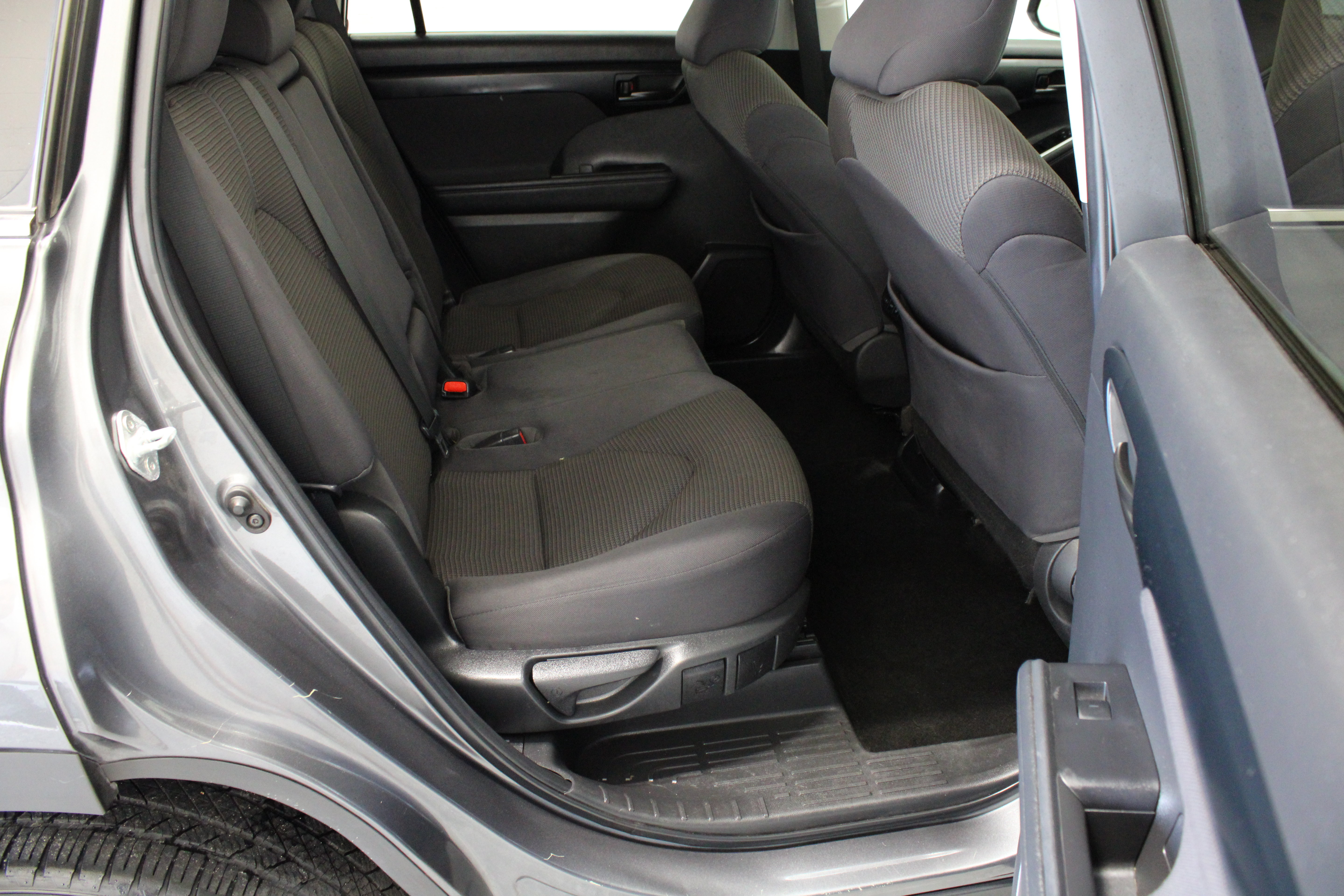 Used 2023 Toyota Highlander LE FWD image 35