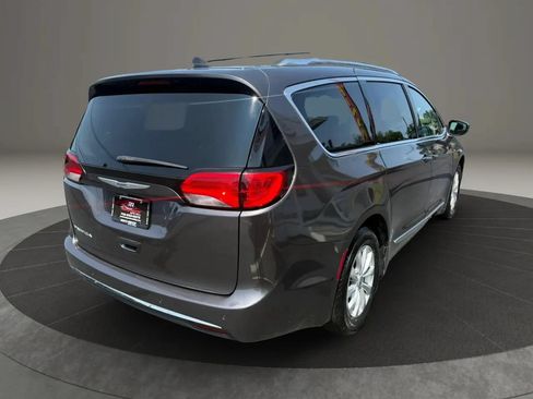 Used 2019 Chrysler Pacifica Touring-L FWD image 7