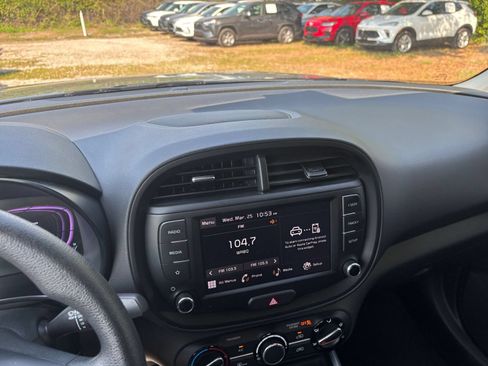 Used 2025 Kia Soul LX w/ LX Technology Package FWD image 20