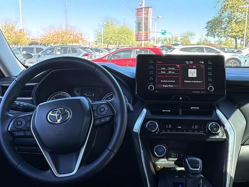 Used 2021 Toyota Venza LE w/ Carpet Mat Package (TMS) image 10