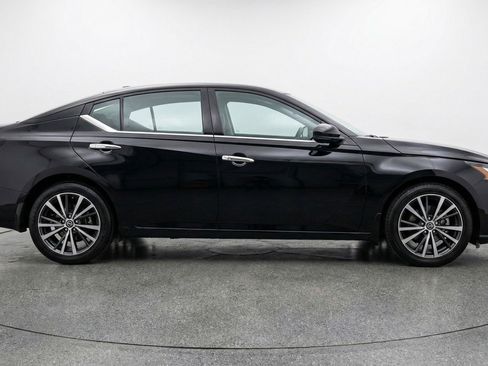 Used 2025 Nissan Altima 2.5 SV image 11