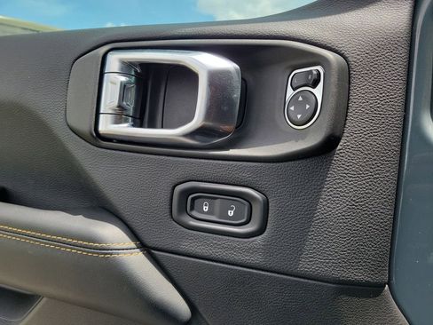 Used 2025 Jeep Wrangler Unlimited Sahara AWD/4WD image 16