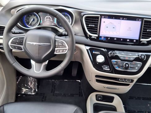 Used 2024 Chrysler Pacifica Touring-L FWD image 10