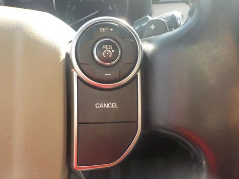 Used 2018 Land Rover Discovery SE image 16