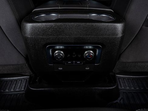 Used 2022 GMC Yukon SLE w/ Gmc Pro Safety Plus Package AWD/4WD image 28