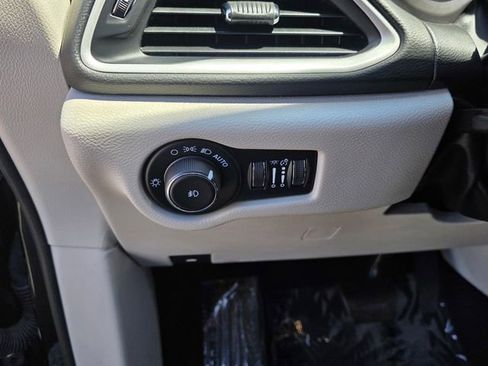 Used 2024 Chrysler Pacifica Touring-L FWD image 9