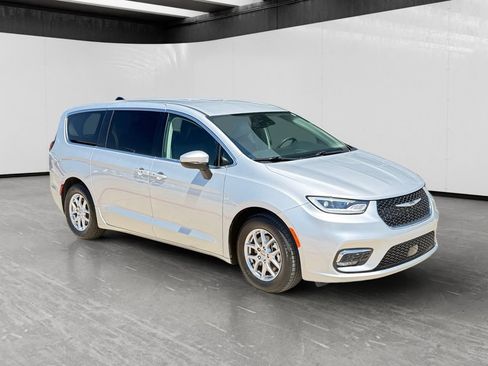 Used 2023 Chrysler Pacifica Touring-L FWD image 7