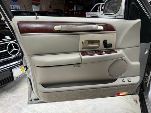 Used 2003 Lincoln Town Car Executive RWD image 26