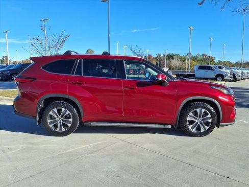 Used 2022 Toyota Highlander XLE image 5