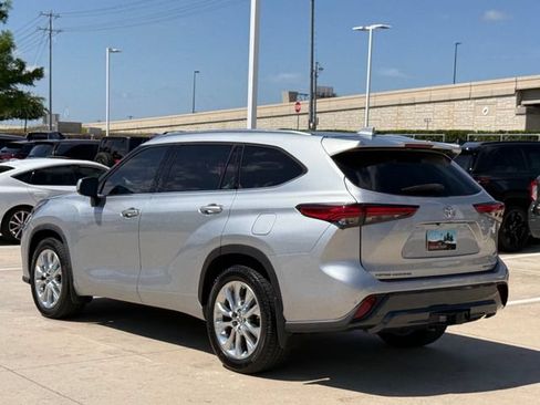 Used 2023 Toyota Highlander Limited FWD image 8