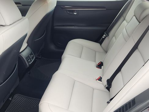 Used 2018 Lexus ES 300h image 15