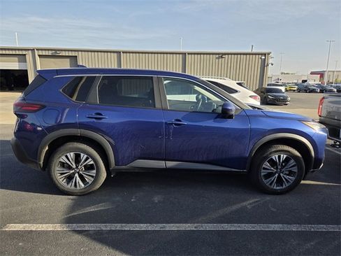 Used 2023 Nissan Rogue SV image 3