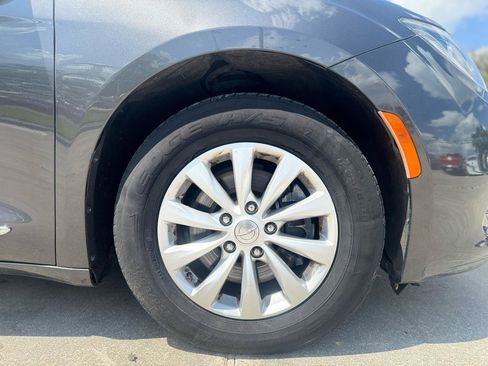 Used 2019 Chrysler Pacifica Touring-L FWD image 19