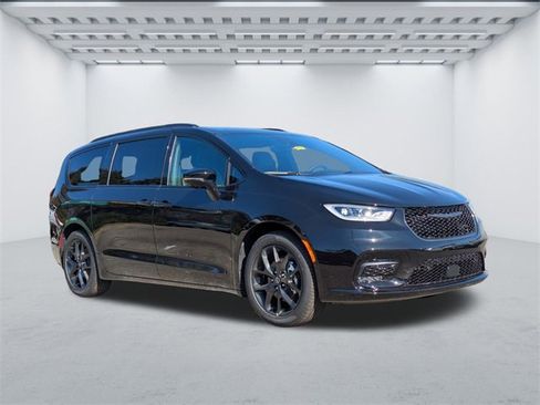New 2026 Chrysler Pacifica Limited w/ S Appearance Package image 2