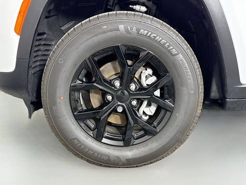 New 2025 Jeep Grand Cherokee Altitude AWD/4WD image 28
