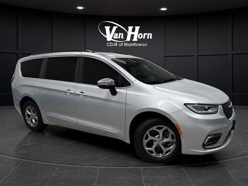Used 2023 Chrysler Pacifica Limited w/ Uconnect Theater Family Group image 44