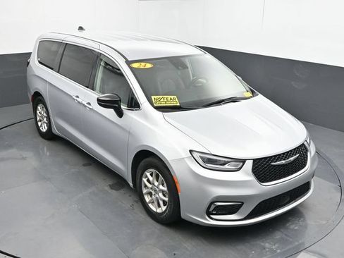 Used 2024 Chrysler Pacifica Touring-L FWD image 39