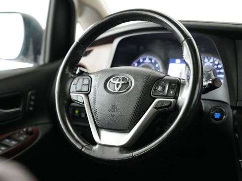 Used 2018 Toyota Sienna Limited Premium image 11