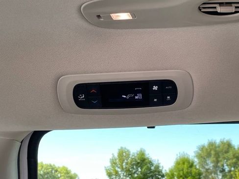 Used 2024 Chrysler Pacifica Touring-L image 19