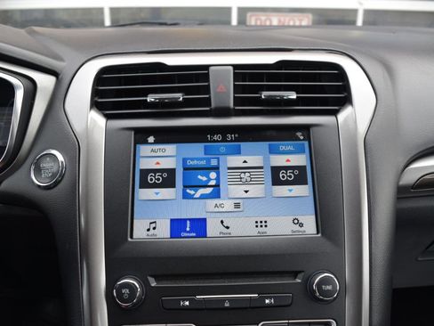 Used 2017 Ford Fusion SE w/ Fusion SE Technology Package image 21