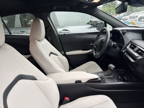 Used 2019 Lexus UX 200 FWD image 4
