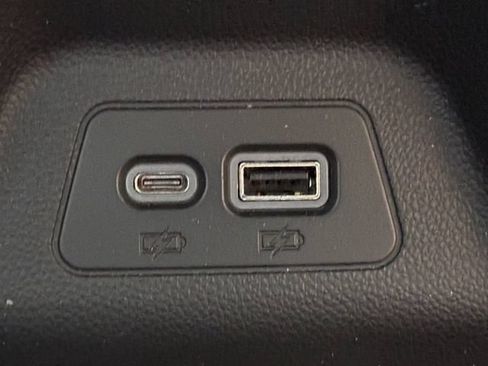 Used 2022 Buick Envision Avenir w/ Technology Package II FWD image 32